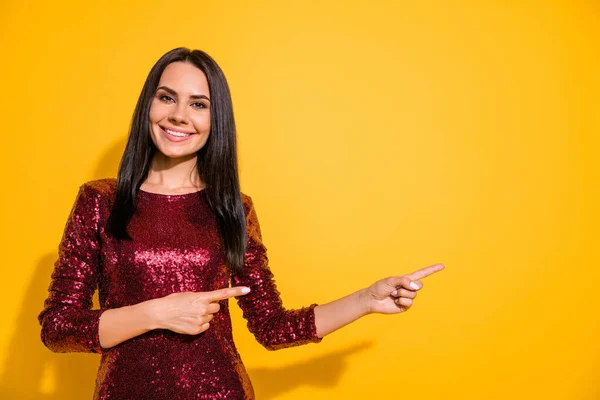 Foto di incredibile signora che indica le dita per lo spazio vuoto sul banner consigliando prezzi bassi shopping usura vestito rosso lucido isolato colore giallo sfondo — Foto Stock