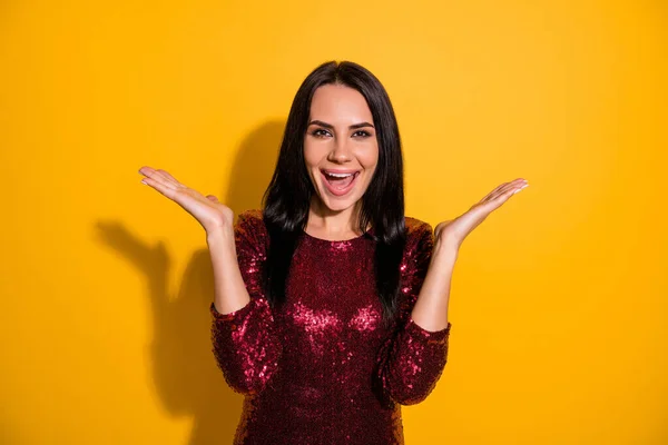 Foto de señora increíble levantando las manos encontrándose con viejos amigos en fiesta de cumpleaños desgaste brillante vestido rojo aislado color amarillo fondo —  Fotos de Stock