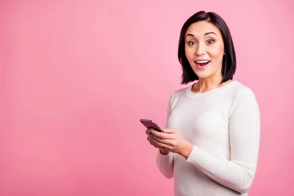 Profiel foto van verbazingwekkende dame met telefoon lezen positieve reacties op nieuwe post slijtage witte trui geïsoleerde roze kleur achtergrond — Stockfoto