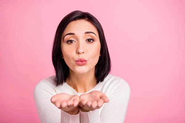 Foto de la señora increíble sosteniendo las palmas abiertas cerca de la boca enviando chico guapo beso de aire usar jersey blanco aislado color rosa fondo — Foto de Stock