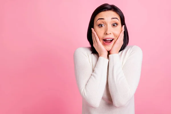 Foto de señora divertida de negocios levantando los brazos a las mejillas celebrando los precios del viernes negro que viene usar suéter blanco aislado fondo de color rosa —  Fotos de Stock