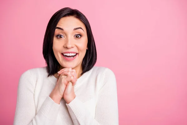 Foto di divertente signora non credere occhi alla ricerca di nuovo presente dal fidanzato indossare pullover bianco isolato rosa pastello colore sfondo — Foto Stock