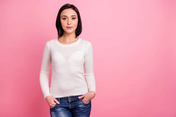 Foto van charmante zakenvrouw met slimme ogen en mooie zoete glimlach dragen witte trui en jeans geïsoleerde roze kleur achtergrond — Stockfoto