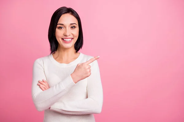 Foto de la señora de negocios increíble que indica el dedo al espacio vacío a la venta los precios de las compras usan suéter blanco aislado rosa brillante color de fondo — Foto de Stock