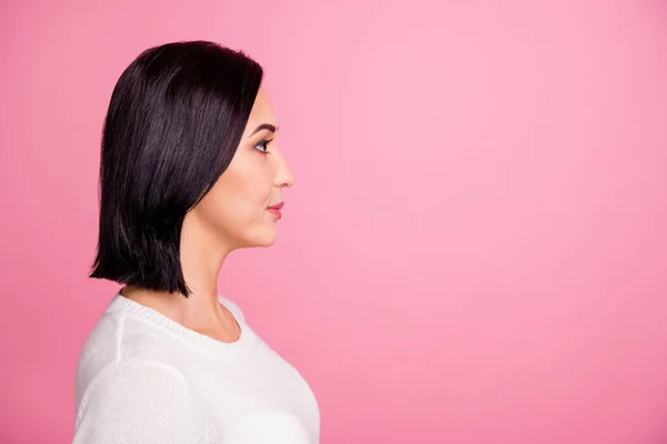 Foto de perfil de la encantadora dama de negocios que busca espacio vacío escuchando jefe listo para hacer tareas usar suéter blanco aislado de color rosa de fondo — Foto de Stock