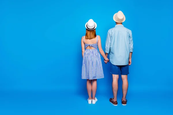 Traseira de volta atrás de comprimento total tamanho do corpo vista do seu ele ela duas pessoas atraentes agradáveis de mãos dadas passar férias verão dia isolado no brilho vívido vibrante azul cor fundo — Fotografia de Stock