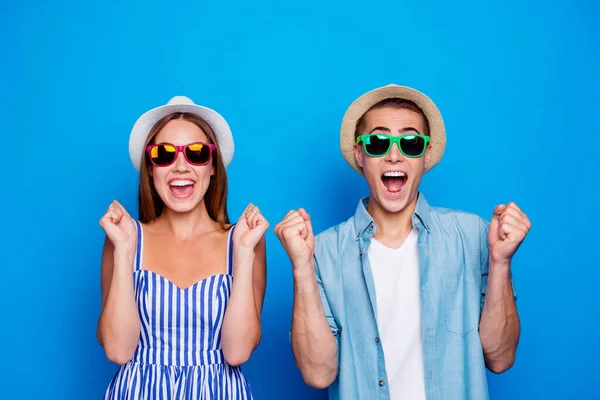 Retrato dele ele ela ela dois agradável atraente alegre alegre feliz pessoas segurando punhos antecipando sonho feriado passeio isolado no brilhante brilho vívido cor azul vibrante fundo — Fotografia de Stock