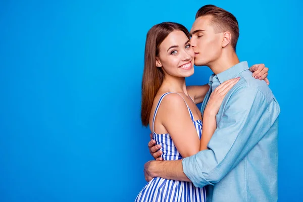 Foto de homem romântico bonito dando um beijo ao seu querido agradável feliz bela senhora isolado fundo de cor azul vívido — Fotografia de Stock