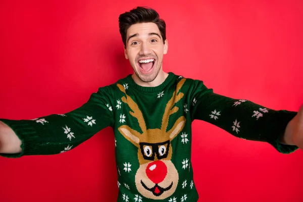 Fechar a foto do engraçado homem louco funky fazer selfie desfrutar de comemoração de Natal ano novo usar rena de veado camisola na moda isolado sobre fundo de cor vermelha — Fotografia de Stock
