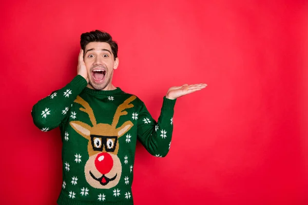 2020 omg. Wunder. Porträt von aufgeregt funky lustig verrückter Mann schreien wow Wunder über Weihnachtseinkäufe tragen Hirsch Rentier Pullover isoliert über rotem Hintergrund — Stockfoto