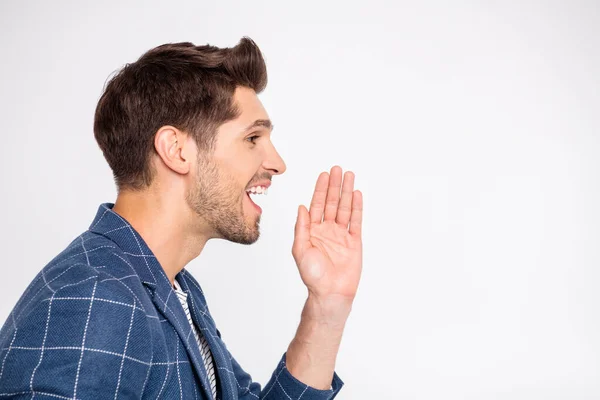 Gros plan profil vue de côté portrait de son il agréable joyeux homme d'affaires joyeux joyeux portant blazer moderne à carreaux disant promo bonnes nouvelles isolé sur fond pastel blanc clair — Photo