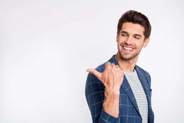 Retrato de cerca de su agradable atractivo alegre alegre alegre alegre agente corredor de negocios con chaqueta a cuadros señalando pulgar a un lado anuncio aislado sobre fondo pastel blanco claro — Foto de Stock