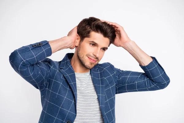 Retrato de mente bem vestida homem encantador tocar seu corte de cabelo correção penteado desgaste casaco xadrez blazer isolado sobre fundo branco — Fotografia de Stock