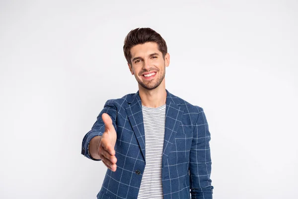 Retrato de hombre alegre mano saludo persona desgaste cuadros chaqueta chaqueta chaqueta de aspecto a cuadros aislado fondo blanco — Foto de Stock