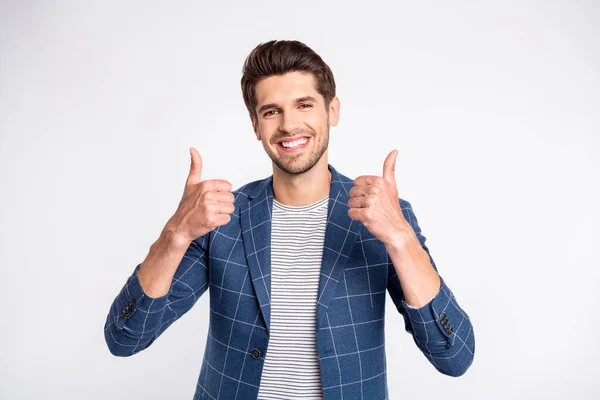 Retrato de hombre imponente mostrar su pulgar hacia arriba anunciar el uso de promoción chaqueta moderna chaqueta a cuadros aislado sobre fondo blanco —  Fotos de Stock