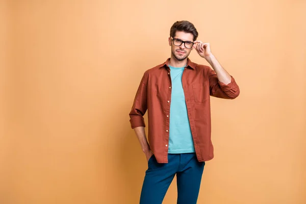 Retrato dele ele agradável atraente sério morena cara hábil negócios tubarão especialista é geek tocando especificações isoladas sobre cor bege fundo pastel — Fotografia de Stock