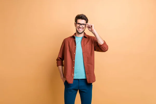 Portret van zijn hij mooi aantrekkelijk vrolijk ervaren brunet man ervaren deskundige aanraken specs geïsoleerd over beige kleur pastel achtergrond — Stockfoto