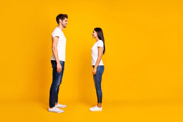 Full body profil fotografie dvojice dáma a chlap hledá oči nadšený schůzka nosit ležérní oblečení izolované žluté barvy pozadí — Stock fotografie