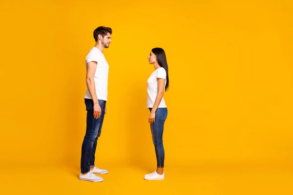 Full body profil fotografie páru dáma a chlap hledající oči čekat, kteří začnou konverzaci nosit ležérní oblečení izolované žluté barvy pozadí — Stock fotografie
