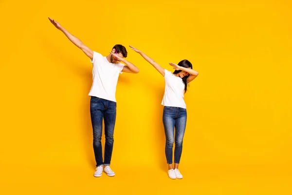 Ganzkörper-Foto von zwei Personen, die auf der Themenparty tanzen coole moderne Bewegungen tragen lässige Kleidung isoliert gelben Farbhintergrund — Stockfoto
