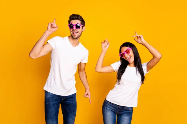 Foto de duas pessoas assistir a festa de estudante de juventude dançando como nunca usar especificações legais e roupas casuais isolado fundo cor amarela — Fotografia de Stock