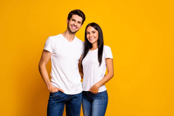 Foto de pareja agradable abrazo listo para el primer día de trabajo personas confiables usan ropa casual aislado color amarillo fondo —  Fotos de Stock