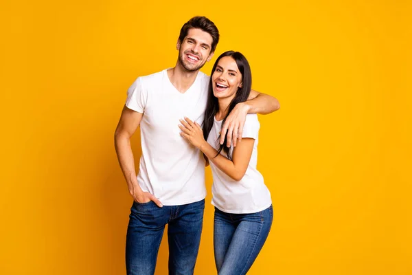 Foto de casal agradável no amor feliz por ver velhos amigos falando coisas diferentes usar roupas casuais isolado cor amarela fundo — Fotografia de Stock