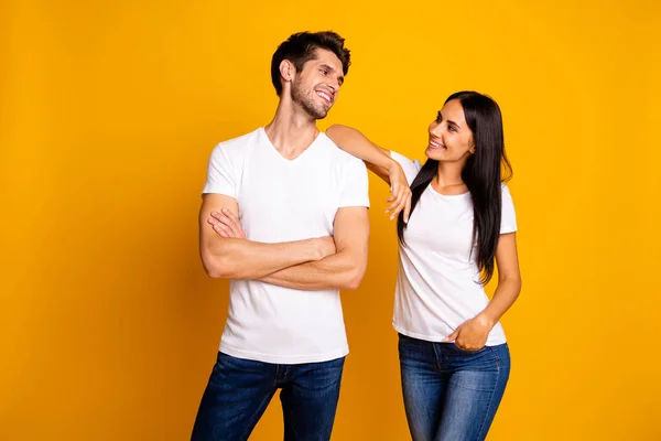 Фото дивовижної пари закоханих, які працюють разом, отримують перше просування кращих команд, одягнених у казуальні футболки та джинси ізольовані жовтого кольору — стокове фото