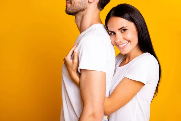 Foto recortada de par incrível no amor senhora segurando piggyback forte de volta do cara desgaste casual branco t-shirts isolado cor amarela fundo — Fotografia de Stock