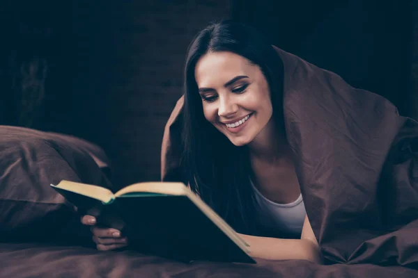 Közelkép portré róla ő szép vonzó csinos csinos csinos vidám vidám lány fekszik az ágyban olvasás új érdekes könyv időt tölt ipari tégla tetőtéri modern stílusú lakás szoba — Stock Fotó