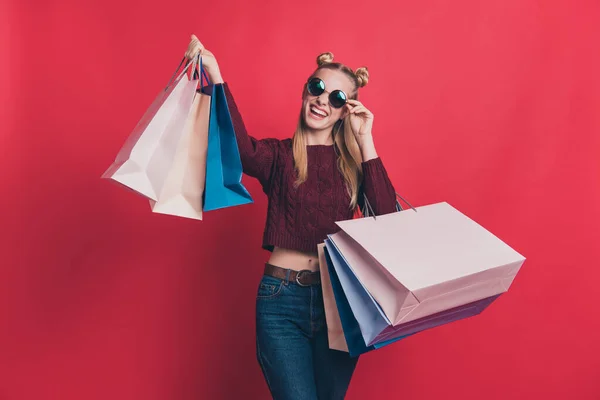 Concepto de ventas temporada de invierno. Foto de hipster hermoso fresco positivo en jersey marrón que muestra la celebración de muchas bolsas en las manos fondo pastel aislado —  Fotos de Stock