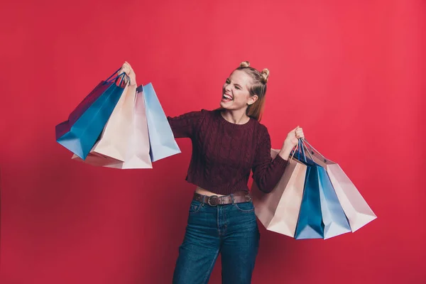 Omg ich bin crazy shopper concept. Foto von aufgeregten positiven fröhlich entzückend schön schön charmant Hipster Mädchen in Jeans mit großen Taschen mit Kleidung isolierten Hintergrund — Stockfoto