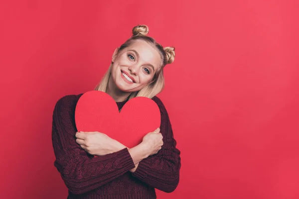 Gran reacción mejor concepto de sentimientos. Primer plano foto retrato de agradable alegre encantadora hermosa dama encantadora abrazar el corazón de papel a sí misma aislado pastel color fondo —  Fotos de Stock