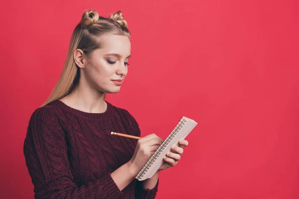 Closepup fotografie portrét docela soustředěný inteligentní přemýšlení zobrazování její plány dívka drží plánovač v ruce psaní nových informací izolované pastelové pozadí — Stock fotografie
