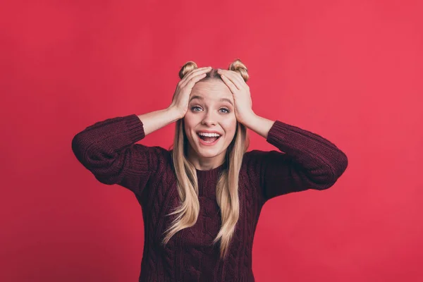 Foto de primer plano de la señora bonita sosteniendo los brazos en la frente leyendo precios de descuento banner necesita ropa de compras jersey de punto aislado pastel fondo de color rojo —  Fotos de Stock