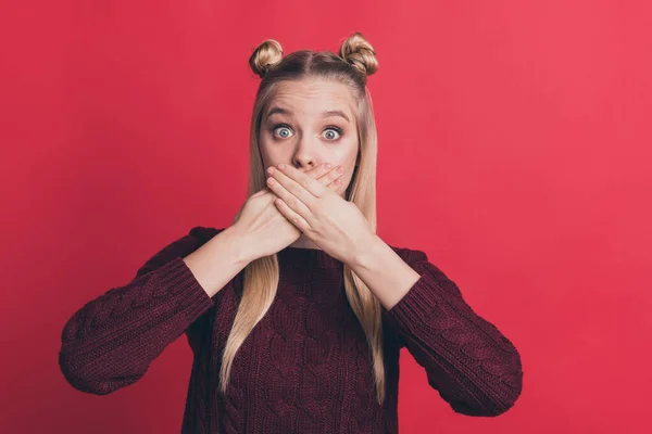 Primer plano de la foto de la señora bonita sosteniendo los brazos en los labios dijo algo malo preocupado lo que la gente pensará usar jersey de punto aislado pastel fondo de color rojo —  Fotos de Stock