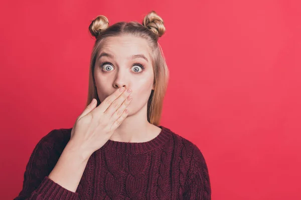 Opa. Foto close-up de senhora bonita segurando o braço nos lábios disse algo errado preocupado o que as pessoas vão pensar usar pulôver de malha isolado pastel cor vermelha fundo — Fotografia de Stock