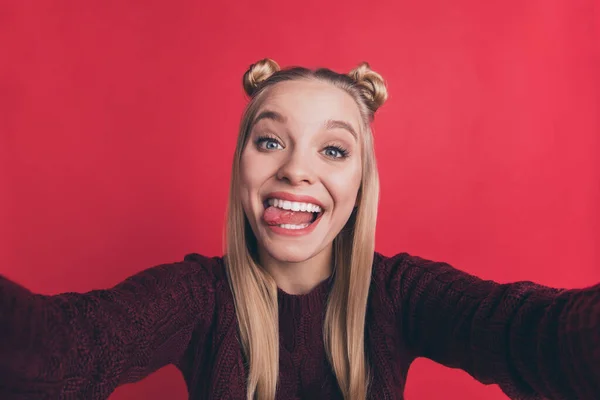 Foto de primer plano de la señora bonita divertido peinado de la juventud haciendo selfies lengua que sobresale de la boca desgaste borgoña jersey de punto aislado pastel rojo color fondo —  Fotos de Stock