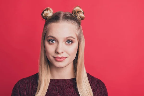 De cerca foto de hermosa atractiva linda chica fascinante linda mirando a la cámara con franqueza con la expresión facial sin emociones aislado sobre fondo de color rojo vivo —  Fotos de Stock