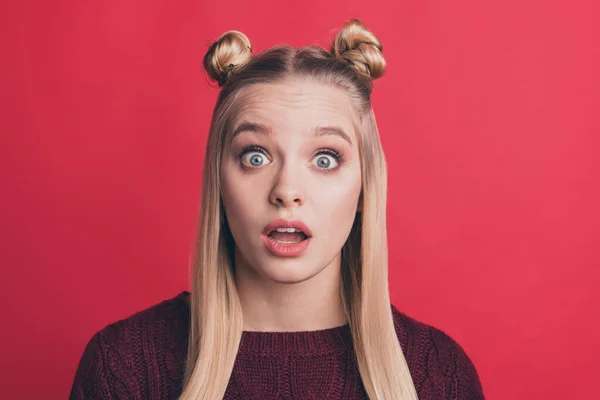 Close up fotografie mladé krásné mladé dívky neschopné uvěřit novým informacím, které zná s překvapeným výrazem obličeje ústa oči otevřené široce izolované přes živé barvy červené pozadí — Stock fotografie