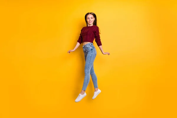 Foto de larga duración de aspecto milenario bastante con sonrisa radiante usando jersey de color burdeos aislado sobre fondo amarillo — Foto de Stock