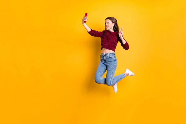 Full storlek foto av härlig flicka att göra foto v-tecken bär vinrött pullover isolerad över gul bakgrund — Stockfoto