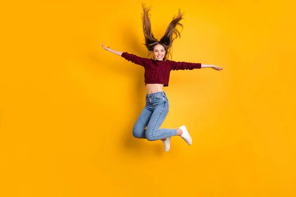 In voller Länge Foto der charmanten Dame hebt ihre Arme trägt weinroten Pullover isoliert über gelbem Hintergrund — Stockfoto