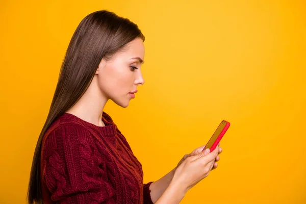 Профиль боковое фото концентрированной леди, держащей устройство чтения блоги носить бордовый пуловер изолированы на желтом фоне — стоковое фото