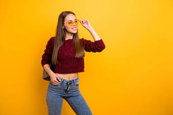 Portrait de dame mignonne touchant ses lunettes de vue portant pull marsala isolé sur fond jaune — Photo