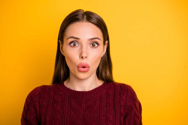 De cerca la foto de la chica asustada linda impresionada con sus labios moqueados por algo inesperado mientras se aísla con fondo amarillo — Foto de Stock