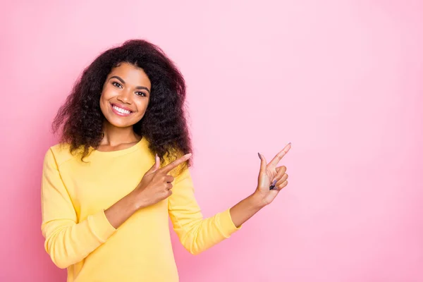 Portrét pozitivní africké dívky bod ukazováček doporučit promo skutečný promotér show feedback volba rozhodnutí nosit žlutý svetr izolované přes pastelové barvy pozadí — Stock fotografie