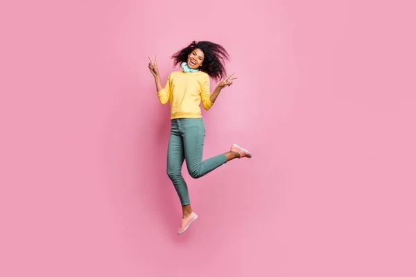 A música é o meu conceito de hobby e estilo de vida. Foto de comprimento total de muito despreocupado sonhador encantador agradável adolescente super feminino fazendo v-sinal saltando para cima isolado fundo cor pastel — Fotografia de Stock