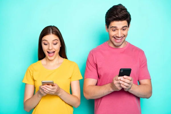 Retrato de su ella ella agradable atractivo encantador encantador alegre adicto alegre alegre pareja utilizando la lectura de la célula feed-news blog aislado sobre brillante brillo vivo vibrante verde turquesa fondo — Foto de Stock