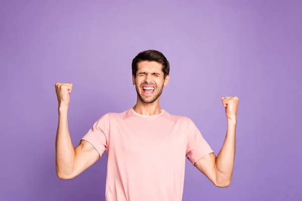 Portret van zijn hij mooi aantrekkelijk viriel gespierd vrolijk tevreden man dragen roze tshirt vieren ongelooflijke verworvenheden geïsoleerd op violet paars lila pastel kleur achtergrond — Stockfoto